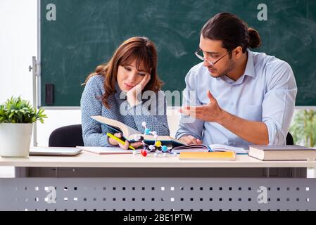 Junger Schüler und Lehrer im Klassenzimmer Stockfoto