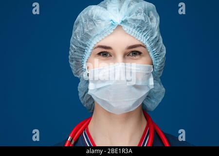 Lächelnder Sanitäter in Hut und Maske. COVID-19. Stockfoto