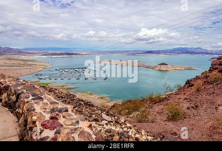 Blick auf den Lake Mead. Es ist ein künstlich angeschackter See, der am Colorado Fluss liegt. Es ist das größte Wasserreservoir in den USA und wurde vom Hoover-Staudamm gebildet. Stockfoto