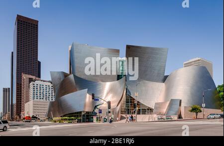 Los Angeles, CA / USA - Juli 26 2015: Die Kreuzung von South Grand Avenue und 1st Street West. Die Walt Disney Concert Hall. Dominiert das Bild. Stockfoto