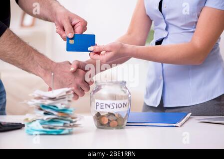 Finanzberater berät den Menschen im Ruhestand Stockfoto