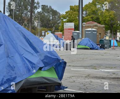 Los Angeles, Usa. April 2020. Während der Coronavirus-Pandemie am Freitag, den 10. April 2020, sitzt ein Veteran auf einem Parkplatz im West Los Angeles VA Medical Center in obdachlosen Zelten. Foto von Jim Ruymen/UPI Quelle: UPI/Alamy Live News Stockfoto