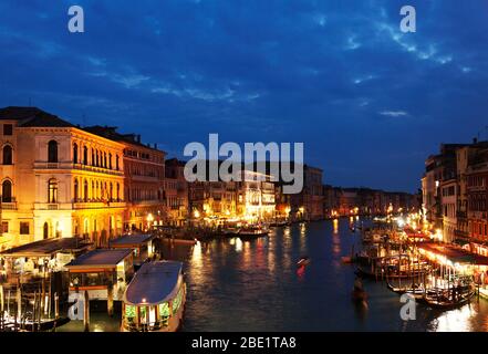 I-Venedig: Blick von der Rialtobrücke auf den Canal Grande zur Blauen Stunde Stockfoto