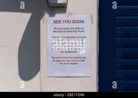 Geschlossen Rossi Eiscafé am Southend on Sea Seafront am Karfreitag der Osterfeiertage während der COVID-19 Coronavirus Pandemie Sperrzeit Stockfoto