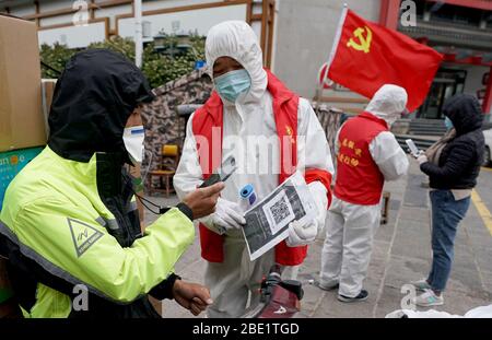 Wuhan, Chinas Provinz Hubei. April 2020. Menschen scannen den Gesundheitscode am epidemischen Kontrollpunkt einer Gemeinde in Wuhan, Zentralchina, Provinz Hubei, 11. April 2020. Kredit: Wang Yuguo/Xinhua/Alamy Live News Stockfoto