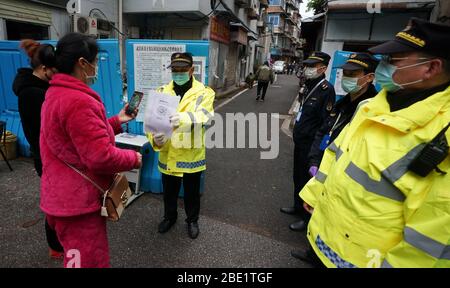 Wuhan, Chinas Provinz Hubei. April 2020. Menschen scannen den Gesundheitscode am epidemischen Kontrollpunkt einer Gemeinde in Wuhan, Zentralchina, Provinz Hubei, 11. April 2020. Kredit: Wang Yuguo/Xinhua/Alamy Live News Stockfoto