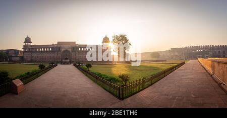 Agra Fort, ein historisches Fort in der Stadt Agra, Indien, Innenhofpanorama Stockfoto