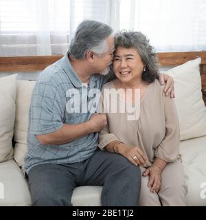 Porträt von älteren älteren asiatischen Paar glücklich zusammen zu Hause. Stockfoto