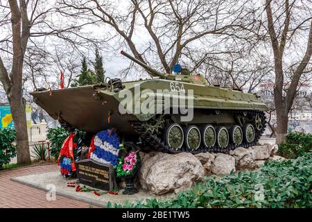 Sewastopol, Russland - Februar 19 2020: Denkmal für die Soldaten des Afghanistankrieges in Form eines Infanteriekampffahrzeugs BMP Stockfoto