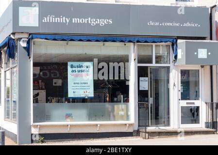 Affinity Hypotheken geschlossen, aber mit Geschäft wie üblich Anmeldefenster während COVID-19 Coronavirus Pandemie Sperrzeit. Westcliff on Sea, Essex, Großbritannien Stockfoto