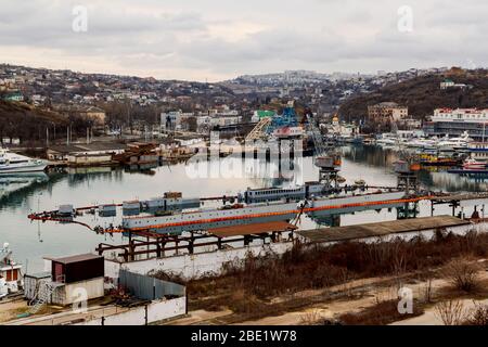 Sewastopol, Russland - Februar 19 2020: Überfluteter Schwimmsteg PD-16 in der Südbucht Stockfoto