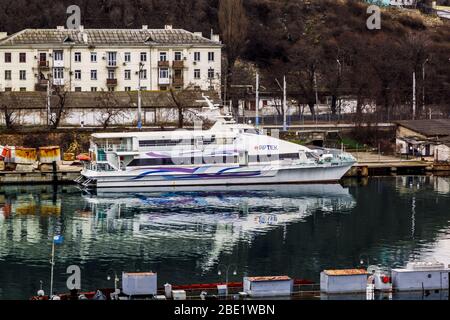 Sewastopol, Russland - Februar 19 2020: Kreuzfahrtschiff 'Sochi-2' in South Bay Stockfoto