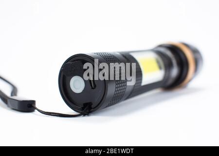 Moderne schwarze Metall Taschenlampe auf weißem Hintergrund Stockfoto
