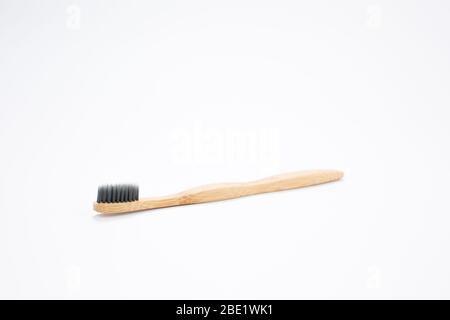 Zahnbürste aus Bambus auf weißem Hintergrund, Draufsicht Stockfoto