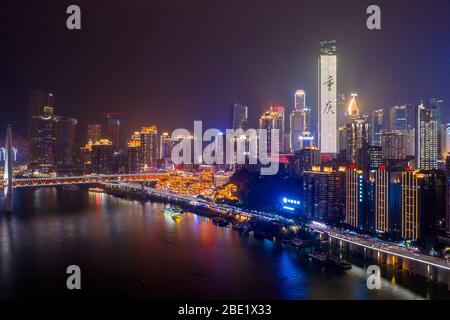 Chongqing, China - 22. Dez 2019: Luftaufnahme der Hong Ya dong Höhle, historische chinesische Volksreligionsstadt mit Wolkenkratzer mit Chongqing auf Chinesisch Stockfoto