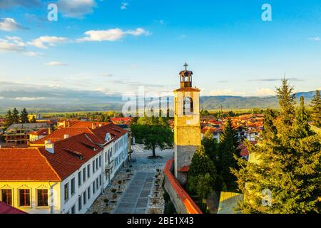 Europa, Bulgarien, Bansko, Luftaufnahme der Altstadt von Bansko, Dreifaltigkeitskirche Stockfoto