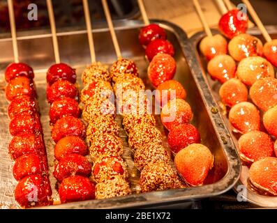 Asiatische Street Food. Chinesisches Street Stick Food Stockfoto