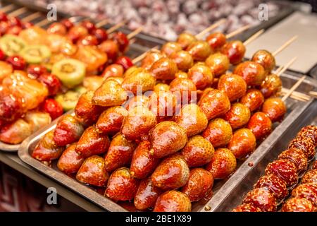 Erdbeere mit Zucker auf einem Stock auf der Straße Lebensmittelmarkt beschichtet Stockfoto