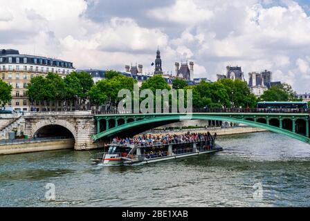 Paris, Frankreich - 27. Mai 2018: Vergnügungsboot unter der Brücke Notre-Dame mit Touristen segeln. Stockfoto