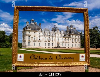 Cheverny, Loir-et-Cher, Frankreich - 26. Mai 2018: Berühmte Burg des Loire-Tals Chateau de Cheverny im Bilderrahmen. Stockfoto