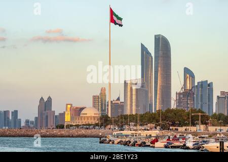 Abu Dhabi Stadtbild bei Sonnenuntergang, VAE Stockfoto