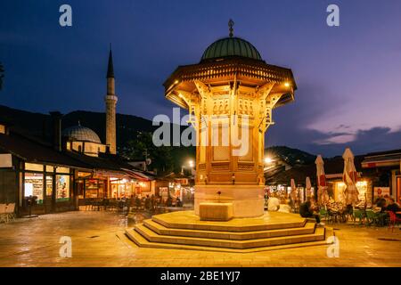 Bascarsija Platz mit Sebilj Holzbrunnen in der Altstadt Sarajevo, BiH Stockfoto