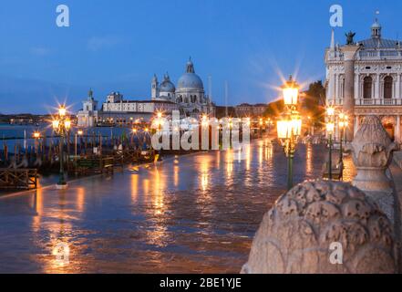 I-Venedig: Piazzetta und Blick auf Dogana da Mar und Santan Maria della Salute Stockfoto