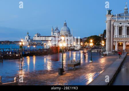 I-Venedig: Piazzetta und Blick auf Dogana da Mar und Santan Maria della Salute Stockfoto