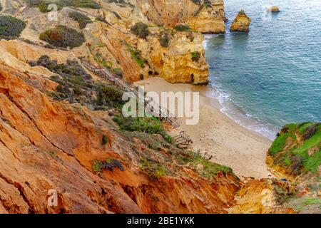 Luftaufnahme der Ponta da Piedade in Lagos, Portugal. Felsen und Meer in Ponta da Piedade, Portugal. Stockfoto