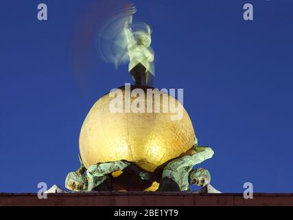 I-Venedig: Dogana da Mar, bewegte Windfahne der Fortuna auf einer goldenen Erdkugel, von Atlanten getragen Stockfoto