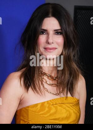 Beverly Hills, Vereinigte Staaten Von Amerika. April 2020. (FILE) Sandra Bullock spendet 6,000 N95 Masken an Krankenhäuser in Los Angeles inmitten der COVID-19-Pandemie des Coronavirus. BEVERLY HILLS, LOS ANGELES, KALIFORNIEN, USA - JANUAR 05: Schauspielerin Sandra Bullock trägt benutzerdefinierte Oscar de la Renta mit Jimmy Choo Schuhe, Pomellato Schmuck und ein Tyler Ellis Clutch posiert im Presseraum bei den 77. Jährlichen Golden Globe Awards im Beverly Hilton Hotel am 5. Januar 2020 in Beverly Hills, Los Angeles, Kalifornien, USA. (Foto von Xavier Collin/Image Press Agency) Quelle: Image Press Agency/Alamy Live News Stockfoto