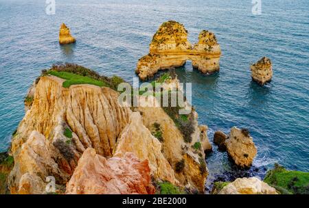 Luftaufnahme der Ponta da Piedade in Lagos, Portugal. Felsen und Meer in Ponta da Piedade, Portugal. Stockfoto