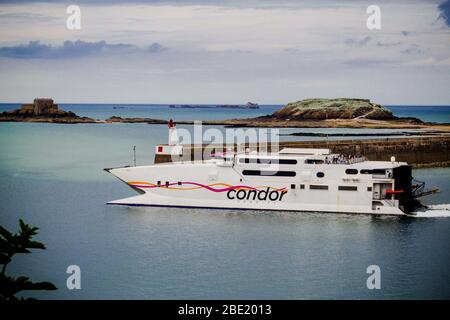 Saint-Malo, Bretagne, Frankreich - 31. Mai 2018: Die Fähre verlässt die Bucht Saint-Malo. Stockfoto