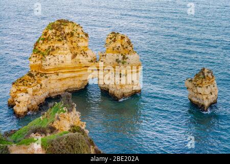 Luftaufnahme der Ponta da Piedade in Lagos, Portugal. Felsen und Meer in Ponta da Piedade, Portugal. Stockfoto