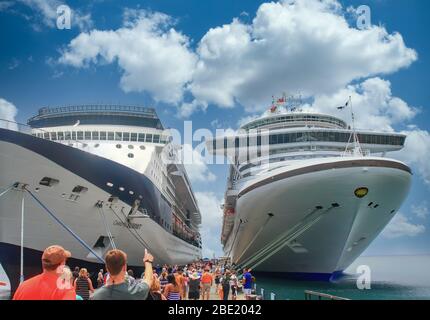 Touristen Nähern Sich Kreuzfahrtschiffen Stockfoto