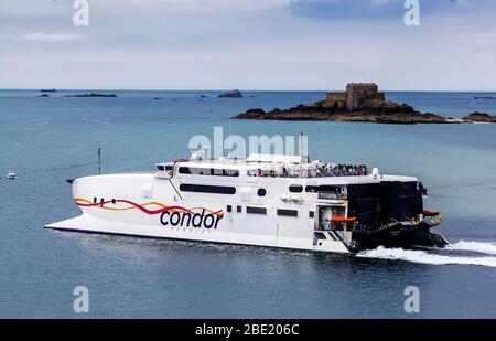 Saint-Malo, Bretagne, Frankreich - 31. Mai 2018: Die Fähre verlässt die Bucht Saint-Malo. Stockfoto