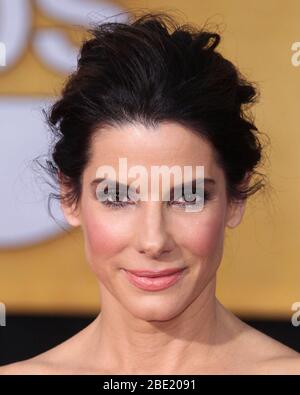 Los Angeles, Usa. April 2020. (FILE) Sandra Bullock spendet 6,000 N95 Masken an Krankenhäuser in Los Angeles inmitten der COVID-19-Pandemie des Coronavirus. LOS ANGELES, KALIFORNIEN, USA - JANUAR 18: Schauspielerin Sandra Bullock trägt ein Lanvin Kleid, Jimmy Choo Schuhe, Roger Vivier Kupplung und Fred Leighton Schmuck kommt zu den 20. Jährlichen Screen Actors Guild Awards am 18. Januar 2014 im Shrine Auditorium in Los Angeles, Kalifornien, USA. (Foto von Xavier Collin/Image Press Agency) Quelle: Image Press Agency/Alamy Live News Stockfoto