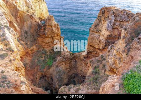 Luftaufnahme der Ponta da Piedade in Lagos, Portugal. Felsen und Meer in Ponta da Piedade, Portugal. Stockfoto