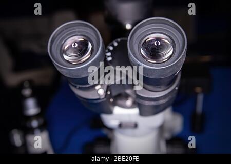 Labormikroskop. Wissenschaftliche Forschung Hintergrund. Das optische Mikroskop wird für Planung, Forschungsexperimente und pädagogische Demonstratio eingesetzt Stockfoto