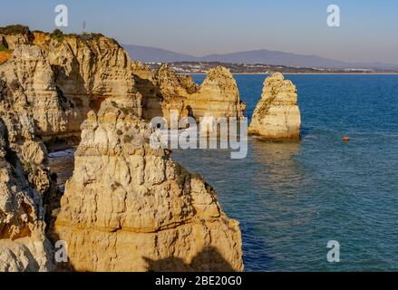 Luftaufnahme der Ponta da Piedade in Lagos, Portugal. Felsen und Meer in Ponta da Piedade, Portugal. Stockfoto