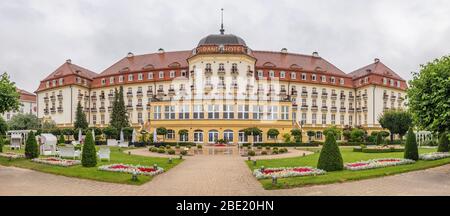 Das majestätische Grand Hotel in Sopot an der Ostseeküste in der Nähe von Gdansk seitlich Strand und Park, Polen gesehen. Stockfoto