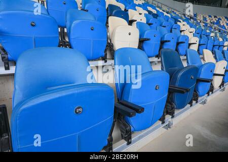 Leerer Stuhl im leeren Stadion. Stockfoto