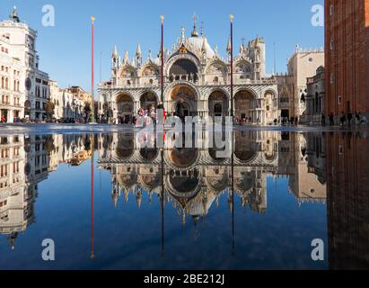 Die Basilika San Marco spiegelt sich in der Hochwassersee (Acqua alta) des Markusplatzes; Venedig; Venetien; Italien Stockfoto