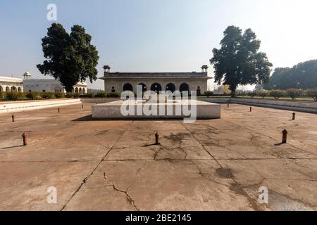 Blick auf Mughal Ära Gebäude im berühmten Red Fort in Neu-Delhi, Indien Stockfoto