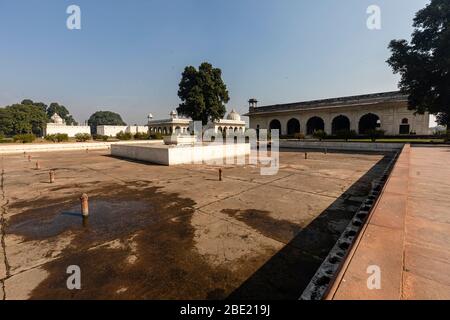 Blick auf Mughal Ära Gebäude im berühmten Red Fort in Neu-Delhi, Indien Stockfoto