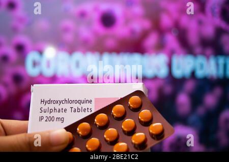 Hydroxychloroquin Sulfat Tabletten mit Coronavirus im Hintergrund geschrieben Stockfoto