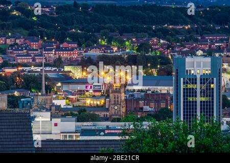 Blick auf das Stadtzentrum von Blackburn am Abend mit dem Rathaus von Blackburn und der Kathedrale von Blackburn Stockfoto