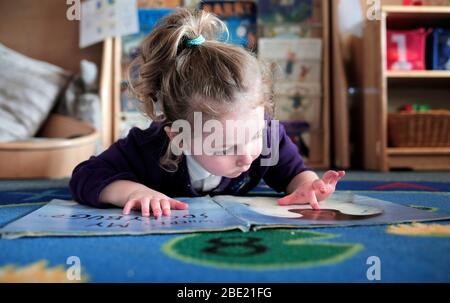 Ein Kind liest in einem Kindergarten in Darlington, County Durham, Großbritannien. 18/4/2018. Foto: Stuart Boulton. Stockfoto