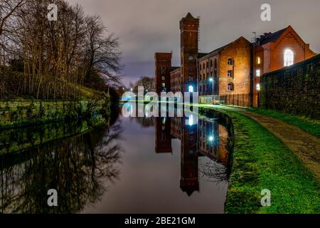 Daisyfield Business Centre entlang des Leeds & Liverpool Canal, Blackburn, Lancashire (Wasserspiegelung) Stockfoto