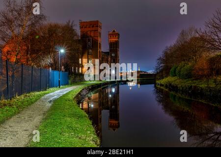 Daisyfield Business Centre entlang des Leeds & Liverpool Canal, Blackburn, Lancashire (Wasserspiegelung) Stockfoto